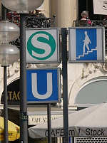 I cartelli S e U indicano le stazioni della metropolitana.